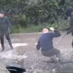 ロシアで雇われた野蛮な男たち、バールを使って男をボコボコにする