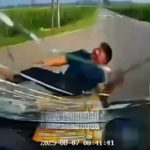 電話に気を取られていた中国のバスの運転手、前を走るバイカーを轢き殺す