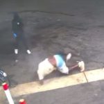 死んだふりしていた方が…背後から近づく男に何発も撃たれた