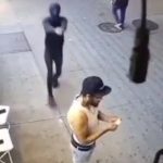 最期の一服になりました…路上喫煙していた男、ヒットマンに撃たれ死亡