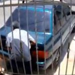人の力で止めるの無理！バックする自分の車を止めようとした男、押し潰される
