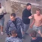 ロシアの警官、やりすぎやろ…上半身裸の男をボコボコにしてから逮捕