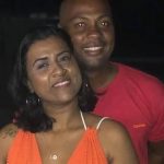 夫からハンマーで殴られる妻、バルコニーから逃げようとするが転落