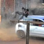 ノーブレーキのバイクが車に衝突し、運転手が車の屋根の上に乗る