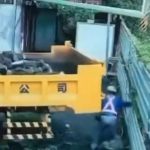 ゆっくり後退してくるトラック、ゆっくり作業員を押し潰して殺す