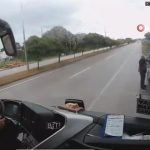 なぜ右に寄ったのか…バスの運転手、男2人を轢き殺す