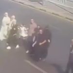 家族で道路を横断しようとした結果、全員車に轢かれて逝く