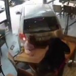 免許返納してくれ…じじいが運転する車がコーヒーショップに突っ込み死亡者が出る