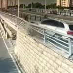 中国のスピード違反の車、コントロールを失い橋から転落