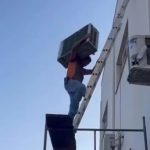 エアコンは諦めるしかない、足場が崩れて作業員が地面に叩きつけられる