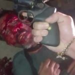 武装していた泥棒が捕まった結果、貧民街の群衆によって血だらけにされる
