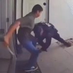 ドアを開けたらすぐ襲撃、警官が男に何度も刺される