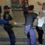 路上での喧嘩を止めないとこうなる、警察にテーザー銃を撃たれる男