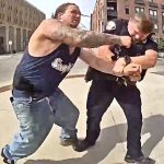 拘束されても暴れる容疑者、警察官をぶん殴って逃走開始