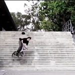 自転車でかっこよくトリックを決めようとした男、失敗で顔面強打