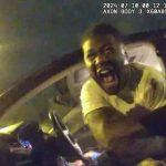 スピード違反で捕まった運転手、警官を引きずって逃走を図るも射殺される