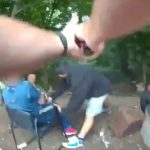 警察に囲まれているのに被害者を刺そうとした容疑者、警察に撃ち殺される