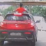 車のサンルーフから頭を出していたキッズ、障壁に当たる