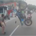 ウイリーをしていたバイカー、前から来ていたバイクを殺す