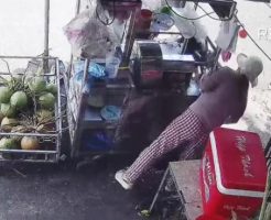 217768568cb0718c1f05.mp4-9