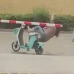中国の女さん、駐車場のバーに顔面をぶつけ倒れる