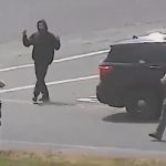 両手を上げながらもナイフを持っている男、警察に突っ込んで射殺される