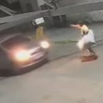 ごみ収集業者に扮した強盗犯、車を奪おうとするも轢かれる