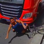 トラックの前を走るから…自転車に乗った女、トラックに轢かれ死亡