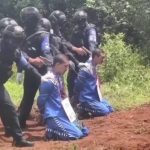 殺人の罪を犯した2人を男が処刑されると死体から血が噴き出す