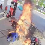 車がバックしてきたせいで…ガソリンスタンドが炎上