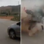 目の前で起きた車とバイクの衝突事故、バイクが粉々になって運転手飛ぶ