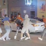 路上で起きた大乱闘、あちこちで殴り合いが始まってめちゃくちゃ