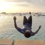 海に勢いよく飛び込もうとした男、頭を打ったまま海へと飛び込む