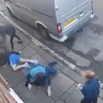 路上での乱闘がまさかの展開、倒された男が起き上がり車で突っ込む