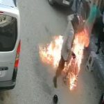 多くの人が目撃、通りの真ん中に引きずり出された男が燃やされる