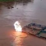 川をいかだで進む男、高圧送電線に触れてしまい火に包まれ感電死