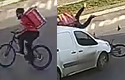 車道を横断するピザ配達員、自転車ごと車に轢かれて吹き飛ぶ