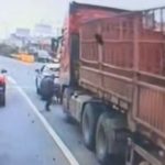 中国の老人、トラックの前を歩く→トラックの運転手が気付かずに轢き殺す