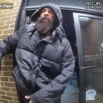 女警官と対峙した男、突然ナイフを取り出し襲い掛かってくる→射殺