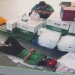 中国の仕事場で寝てはいけません。荷が崩れて従業員に直撃