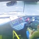 バスの運転手が突然発作を起こす→バスが発車し9台を巻き込む事故を起こす