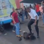 スリに失敗しバレたらこうなります。バスの乗客による路上での集団リンチ