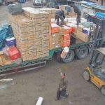 投げるなら下を見とけよ…中国で作業員が投げた荷物が同僚に直撃