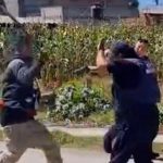 警察相手でも関係ない、マチェーテを持って警察に襲い掛かるイカれた男