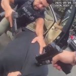 逃げたらそうなるわ…警察から逃げる10代若者、後ろから撃たれ死亡 逃げたらそうなるわ…警察から逃げる10代若者、後ろから撃たれ死亡