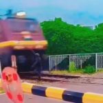 堂々と線路の上を歩いていた男、列車に轢かれて吹き飛ぶ 堂々と線路の上を歩いていた男、列車に轢かれて吹き飛ぶ