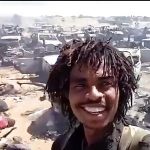 いい笑顔で自撮りする男、その後ろは悲惨な光景が広がっていた いい笑顔で自撮りする男、その後ろは悲惨な光景が広がっていた