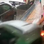 これを避けるのは無理…歩道にいた女さん、車に突っ込まれる