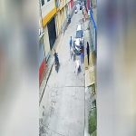 バイクで強盗を試みたカップル、強盗失敗→住民から袋叩きに バイクで強盗を試みたカップル、強盗失敗→住民から袋叩きに