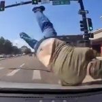 青信号だから進んだのに…道路を横断した男を車が轢く